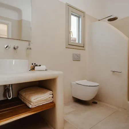 Flo Villa Naxos City